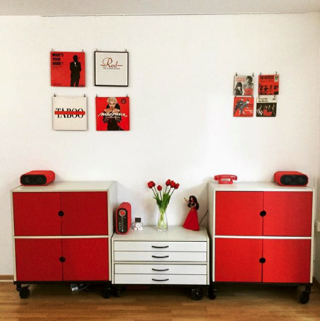 Wohnzimmer: Musik und B&uuml;cher in Kommoden, Plattencover als Dekoration